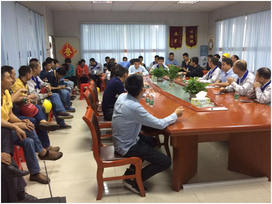 演練總指揮、工廠負(fù)責(zé)人等人員集合進(jìn)行演練總結(jié)大會(huì)