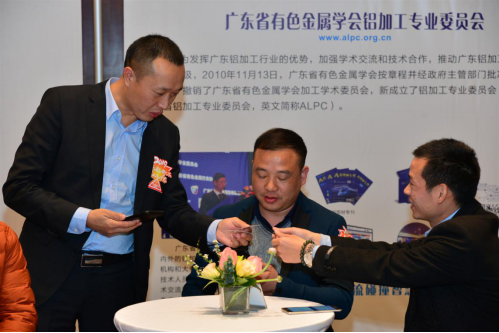 　　企業(yè)家們熱情主動(dòng)交流，現(xiàn)場(chǎng)氣氛熱絡(luò)融洽