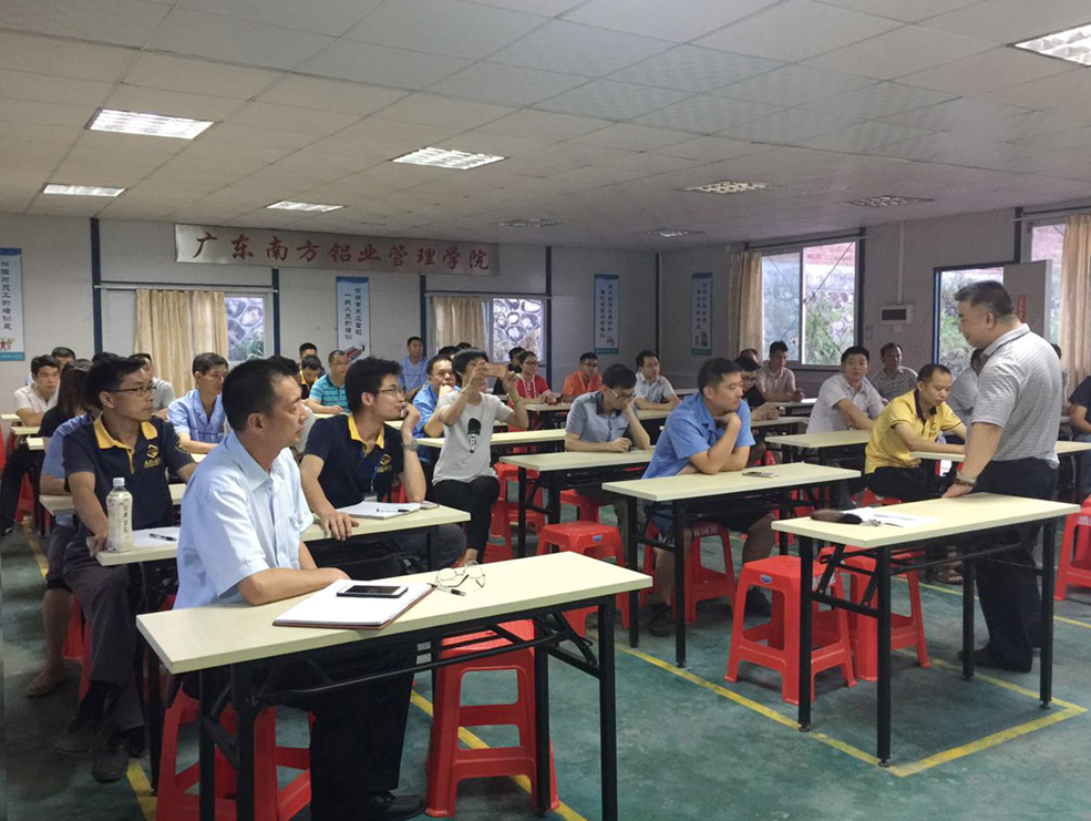 安全培訓(xùn)現(xiàn)場(chǎng) 安全培訓(xùn)現(xiàn)場(chǎng)