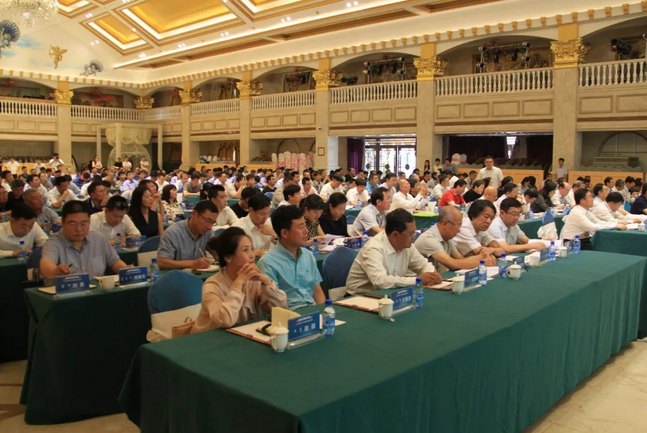 堅(jiān)持?jǐn)U大應(yīng)用 挖掘鋁業(yè)新增長(zhǎng)點(diǎn) 2018年擴(kuò)大鋁應(yīng)用高層論壇在霍林郭勒市舉行