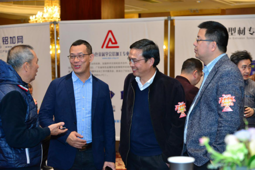 　　企業(yè)家們熱情主動(dòng)交流，現(xiàn)場(chǎng)氣氛熱絡(luò)融洽