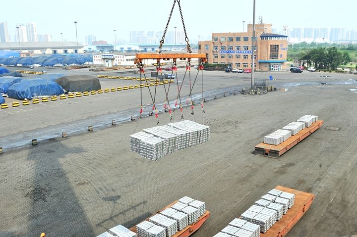 秦皇島港出口散裝鋁錠首航美國(guó)