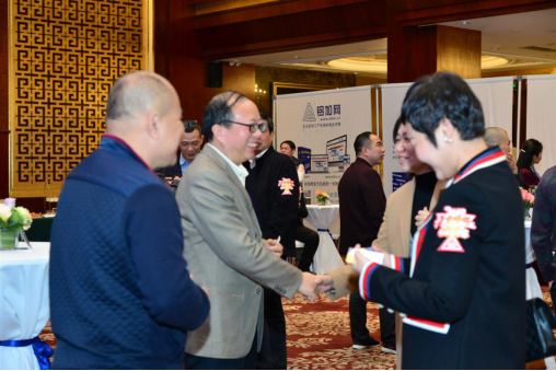　　企業(yè)家們熱情主動(dòng)交流，現(xiàn)場(chǎng)氣氛熱絡(luò)融洽