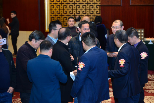 　　企業(yè)家們熱情主動(dòng)交流，現(xiàn)場(chǎng)氣氛熱絡(luò)融洽